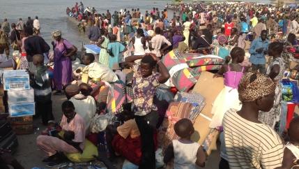 Thousands Sudanese flee violence and wait to cross the river 