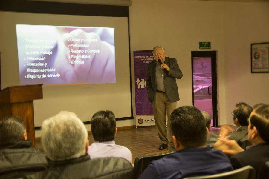 Fernando Turner delivering a talk in Monterrey. 