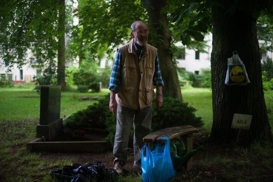 Pensioner Matthew Smith pauses from his cleanup work in a cemetery of Berlin’s Jerusalem Church a Sunday afternoon. Smith says he comes to the cemetery regularly to tend to his son’s grave. The church’s plans to use the cemetery for new public spaces does