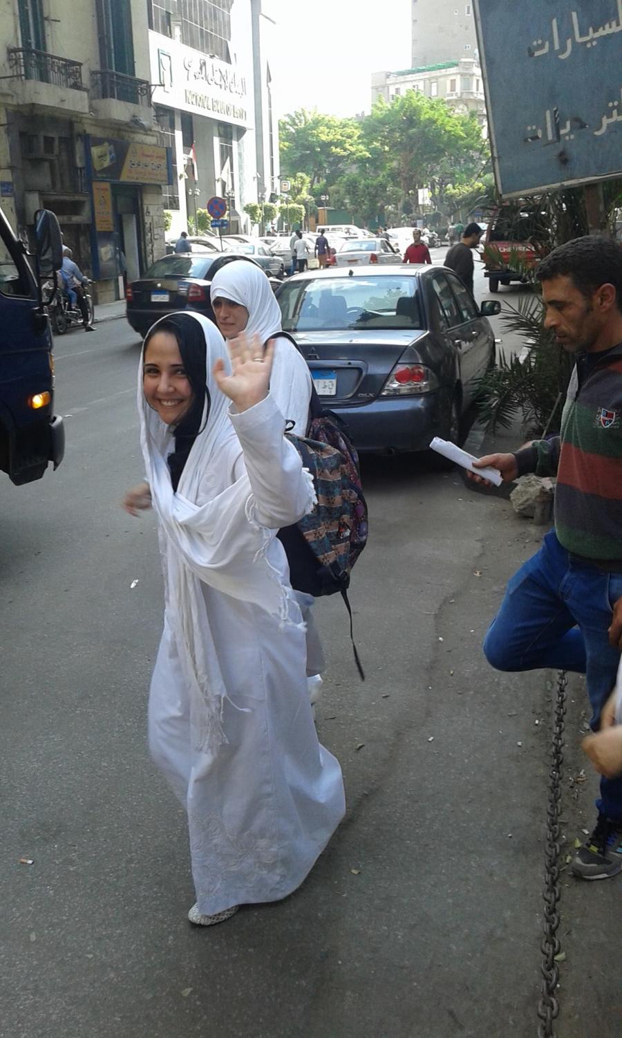 After a detention hearing in 2015, Aya Hijazi waving and smiling to her family.