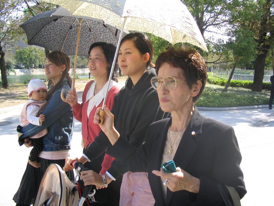 Hiroshima survivor Sueko Hada (foreground) in 2005 with her daughter, granddaughters Yoshiko and Yuko, and great-granddaughter Luna.