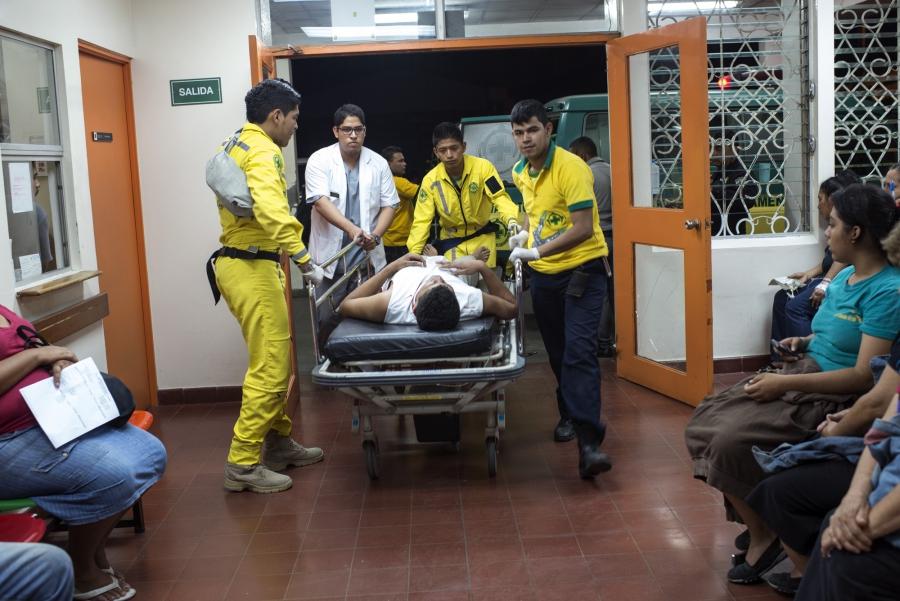 Comandos de Salvamentos brings a teenage victim to an emergency room. 