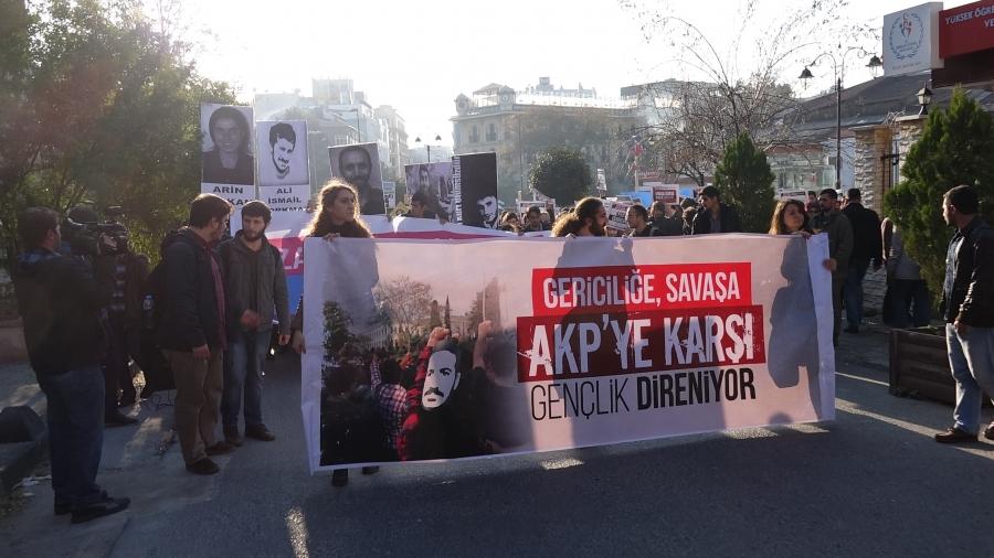 A crowd of university protesters marched on Istanbul University on Nov. 6, 2014, holding a banner that read, “Youth are resisting against fundamentalism, war and AK Party.”