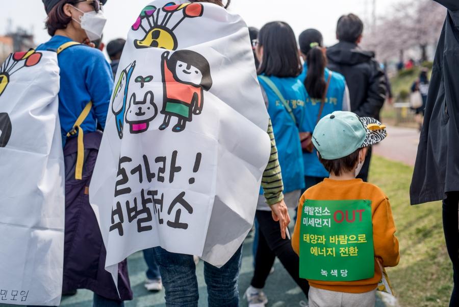 Families took part in an anti-nuclear protest led by Catholic clergy outside of Seoul in April 2017. 