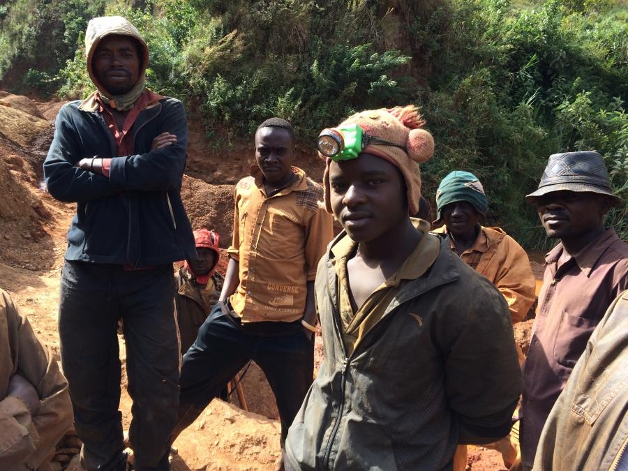 More than half of artisanal gold diggers work on mining sites where illegal armed groups or the Congolese military is regularly present. 