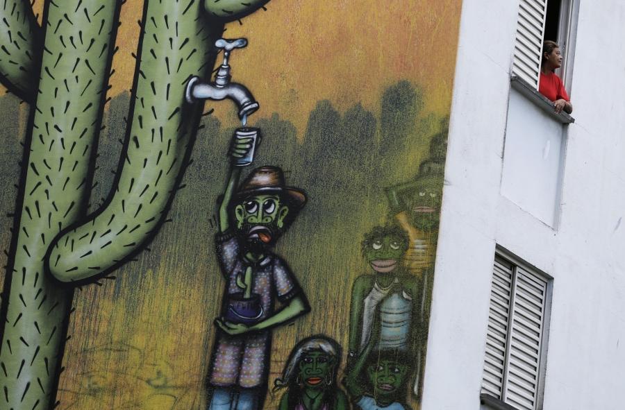 A mural by by Brazilian artist Mundano is one of many around São Paulo commenting on the city's water crisis. Reservoir levels are still below 20 percent of capacity heading into the region's dry season.