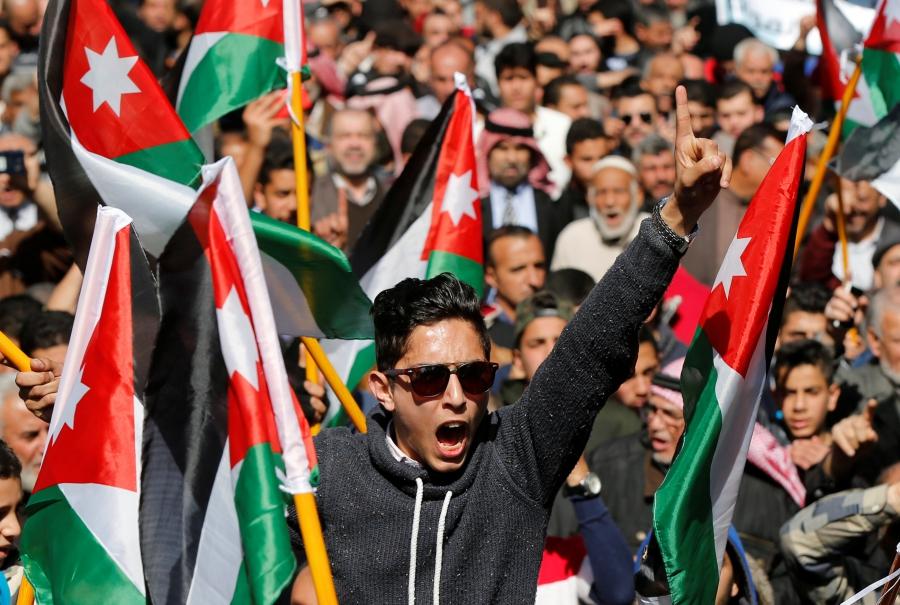 Demonstrators hold Jordanian national flags and chant slogans during a protest against rising prices and the imposition of more taxes, after the Friday prayer in Amman, Jordan, Feb. 24, 2017. 