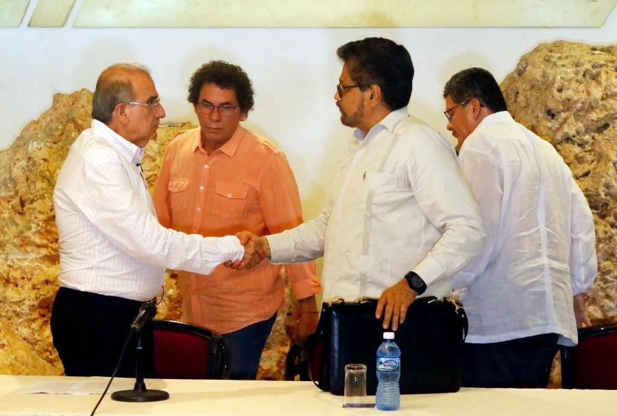 Colombia's lead government negotiator Humberto de la Calle and Colombia's FARC lead negotiator Ivan Marquez shake hands after a news conference in Havana, Cuba 
