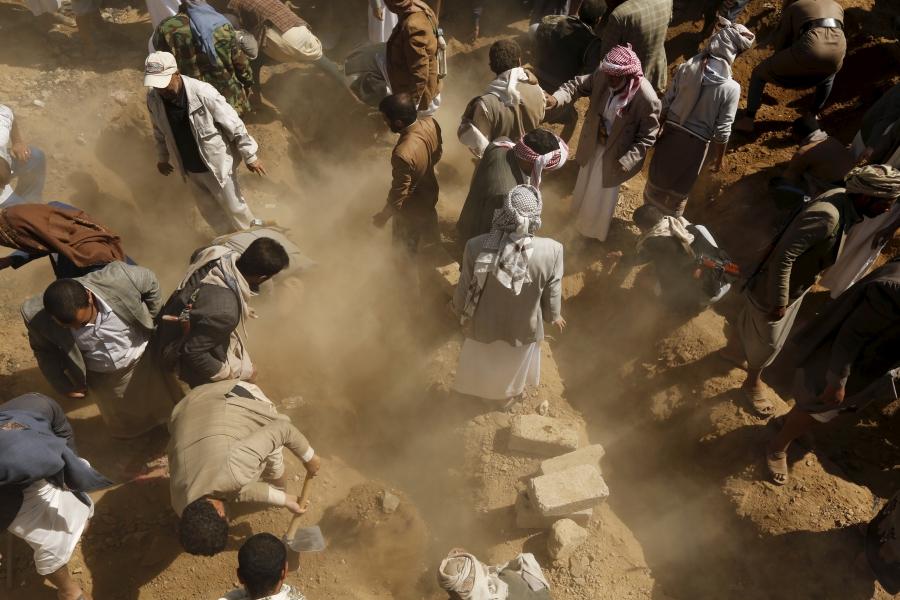 People bury judge Yahya Rubaid and his family, who were killed by a Saudi-led air strike