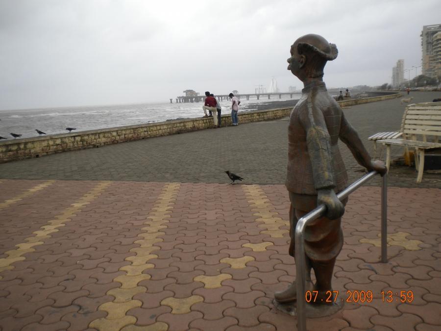 Sculpture of R.K. Laxman's 'Common Man' facing the Arabian Sea in Mumbai in 2009. 