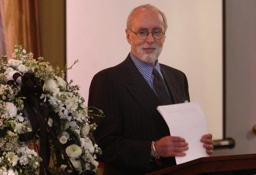New York Times reporter Sydney Schanberg speaks at the funeral service for his close friend, New York Times photojournalist Dith Pran, in South Plainfield, New Jersey, U.S. April 6, 2008. 