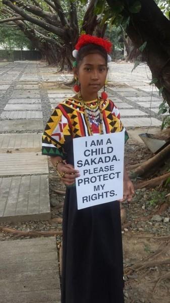 Pitang holding a placard which reads: “I am a child laborer”. Photo from the Facebook page of Jhona Ignilan Stokes