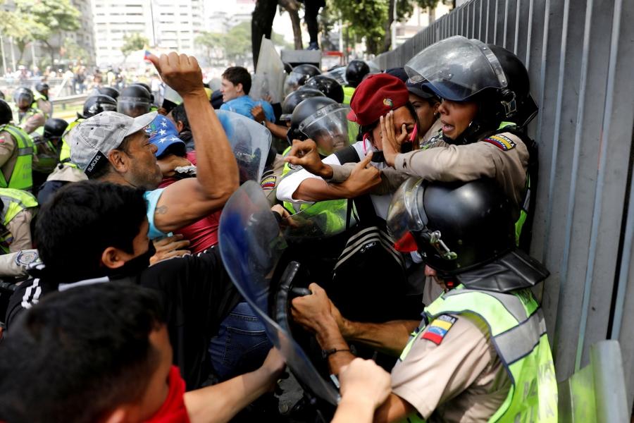 Demonstrators scuffle with security forces during an opposition rally in Caracas, Venezuela, April 4, 2017. 