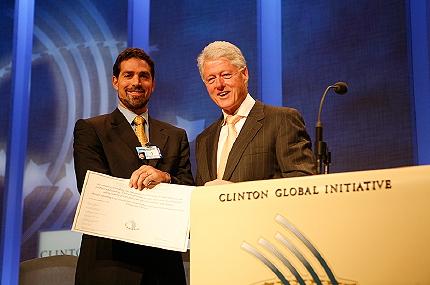 Jordan Kassalow, founder of VisionSpring, with former US President Bill Clinton