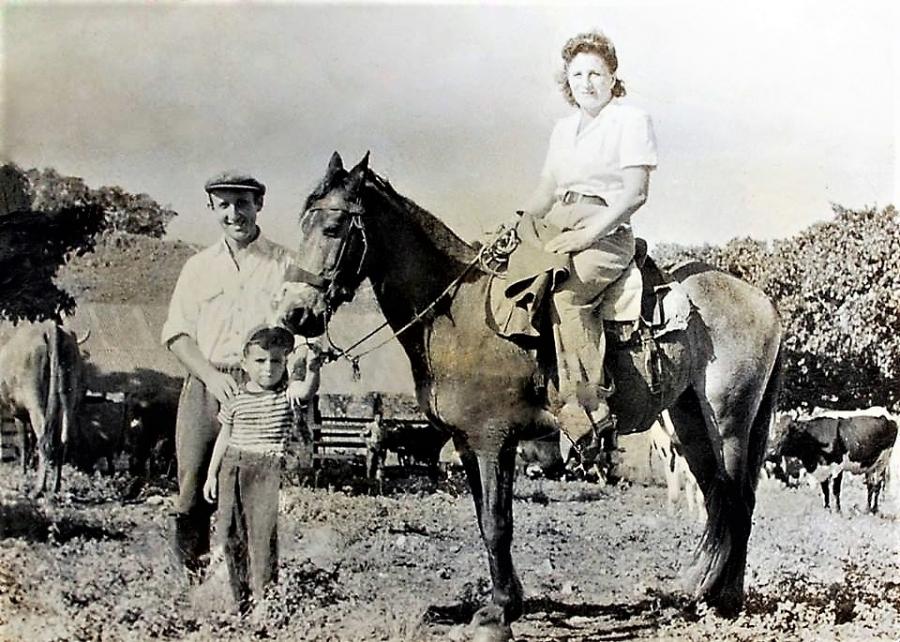 Rene Kirchheimer as a child with his parents, growing up on the farm in Sosúa in the 1940’s.
