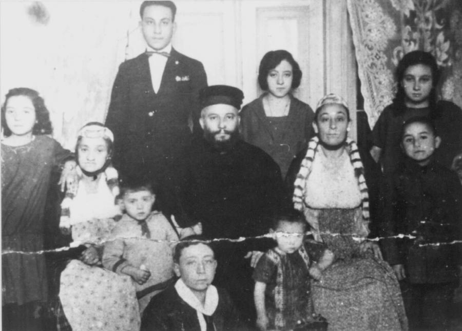A black and white photo of a family from Salonica