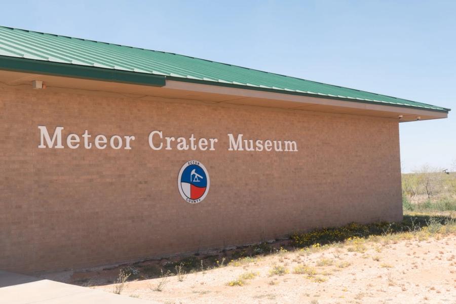 Building that says Meteor Crater Museum