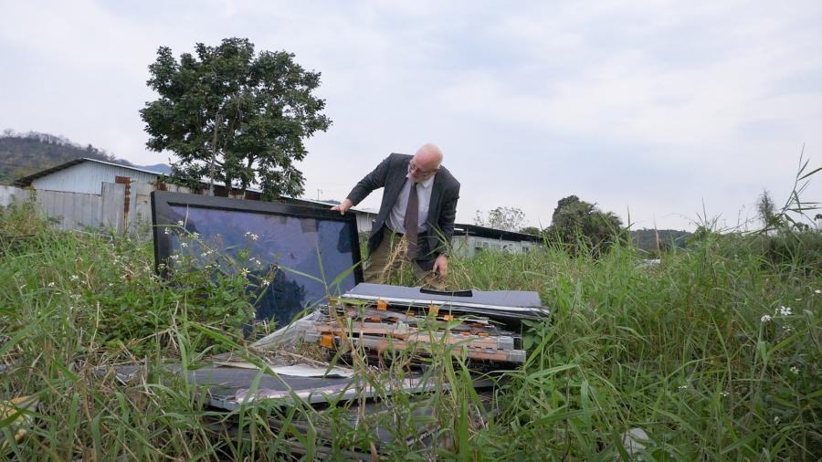 A tracking device planted in a computer dropped off at a Dell Reconnect location led Puckett here, an abandoned field strewn with LCD monitors, CRT monitors, camcorders and keyboards. 
