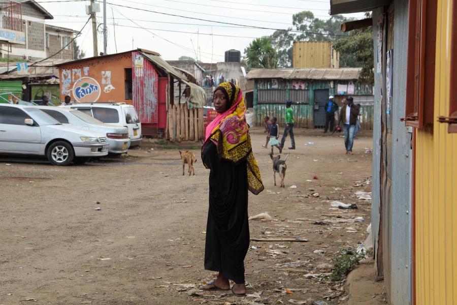 Salma took off her headscarf to go undercover to a meeting held by a politician from a rival tribe in her community. 
