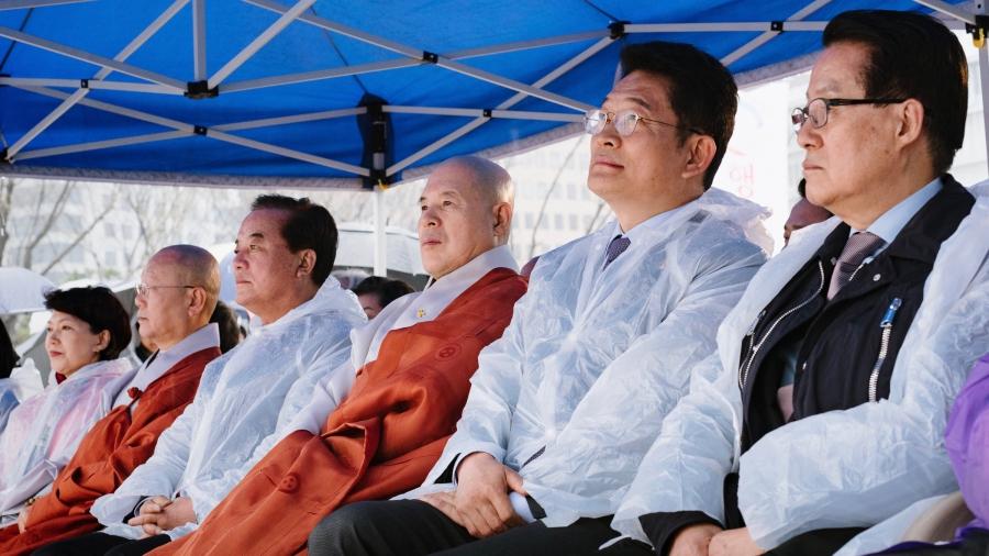 Top officials from most of the major political parties in South Korea attended a ritual in downtown Seoul on April 5th, 2017. They sat alongside The Most Venerable Ja Seung (third from right), head of the Jogye Order of Korean Buddhism. 
