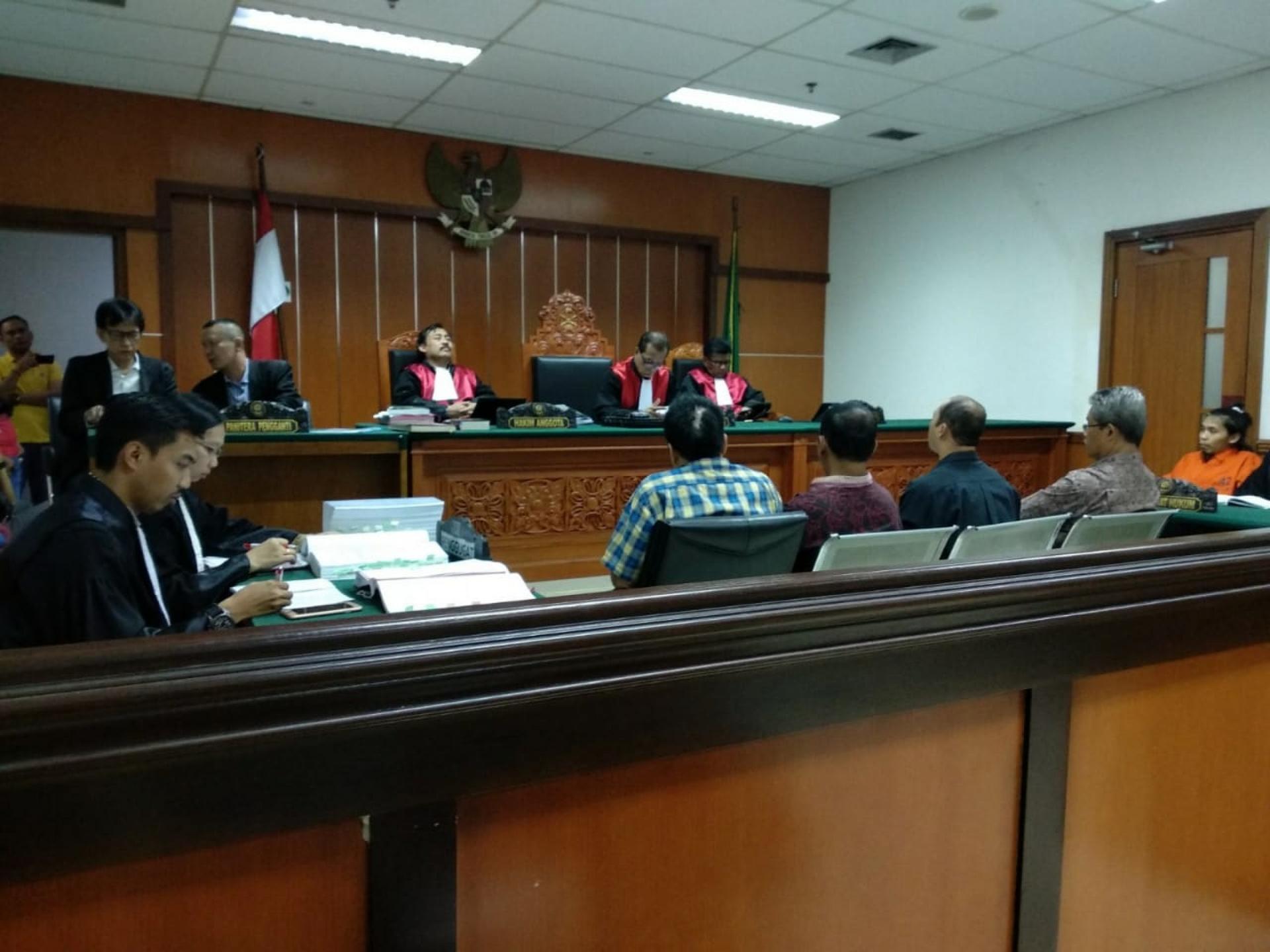 Courtroom scene with four witnesses and judge