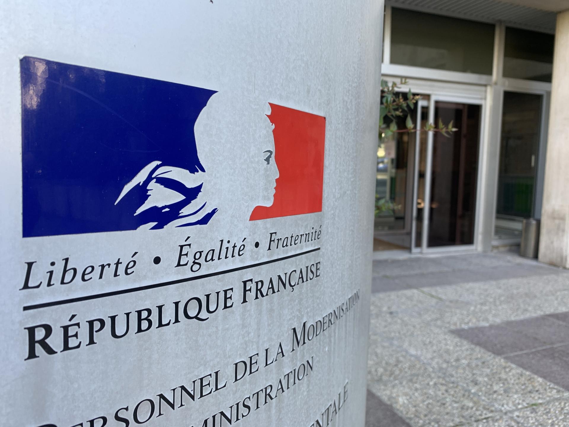 A French red, blue and white sign outside the office of Sauvegarde 93 