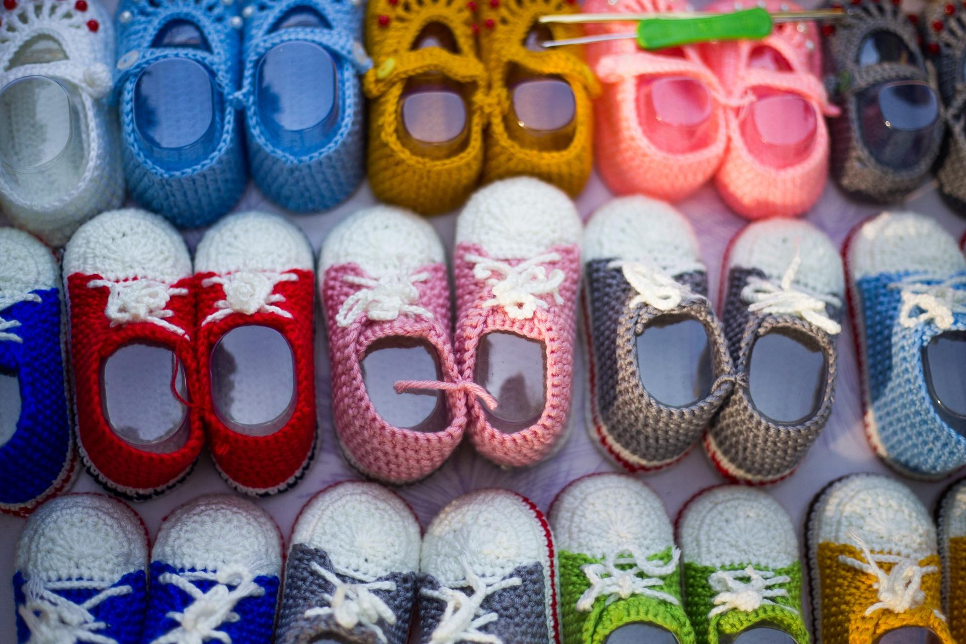 Colorful, knitted baby shoes