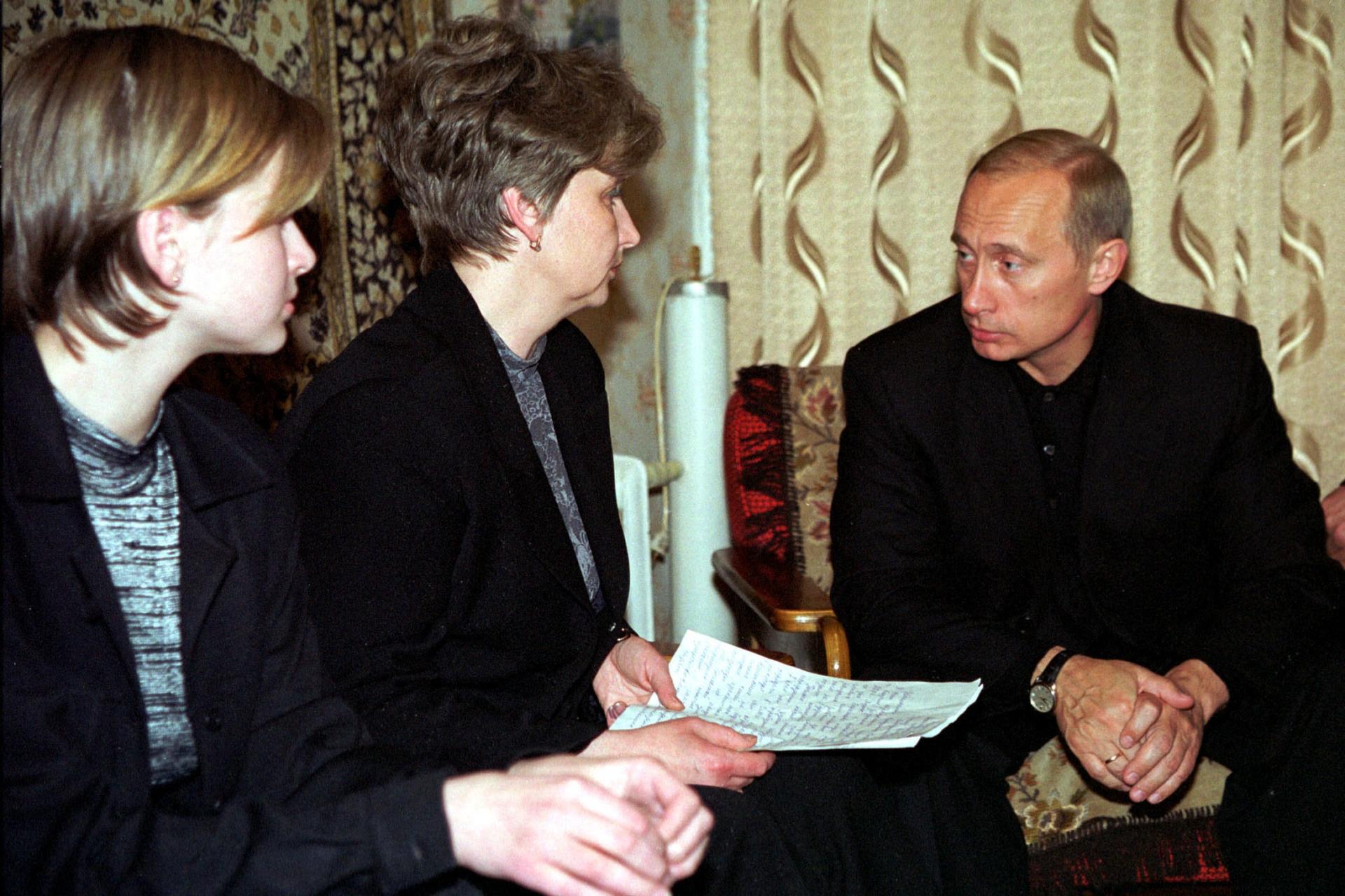 Vladimir Putin talks with two women