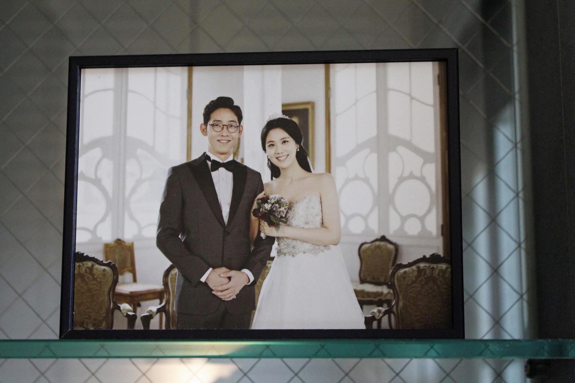 A wedding photo of a Korean couple 