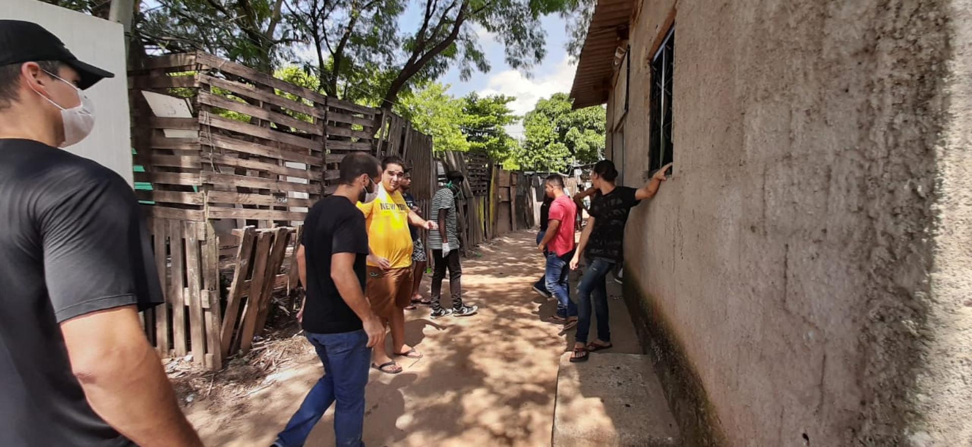 Many residents in vulnerable Brazilian communities are afraid not only of the coronavirus, but of simply surviving and not having enough to eat. A delivery of food was made Sunday in Parque das Missoes. 