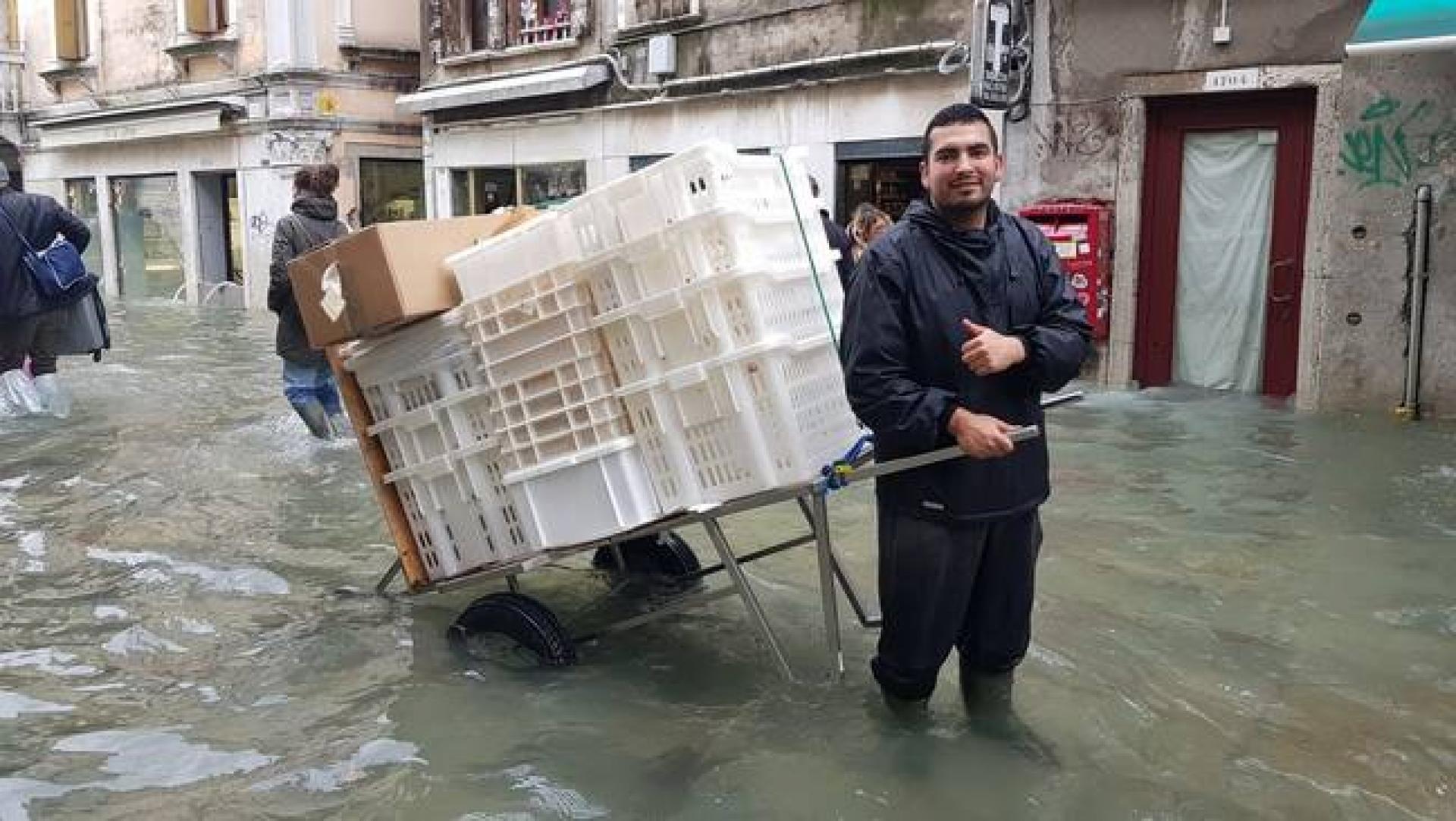 A Rizzo bakery employee delivers bread during the November 2019 floods in Venice. 