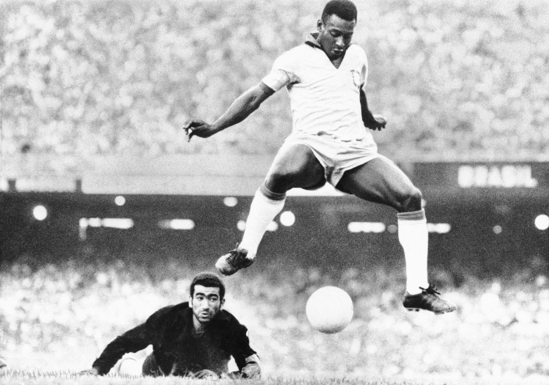 Black-and-white photo of Pele getting ready to shoot a soccer ball into the net
