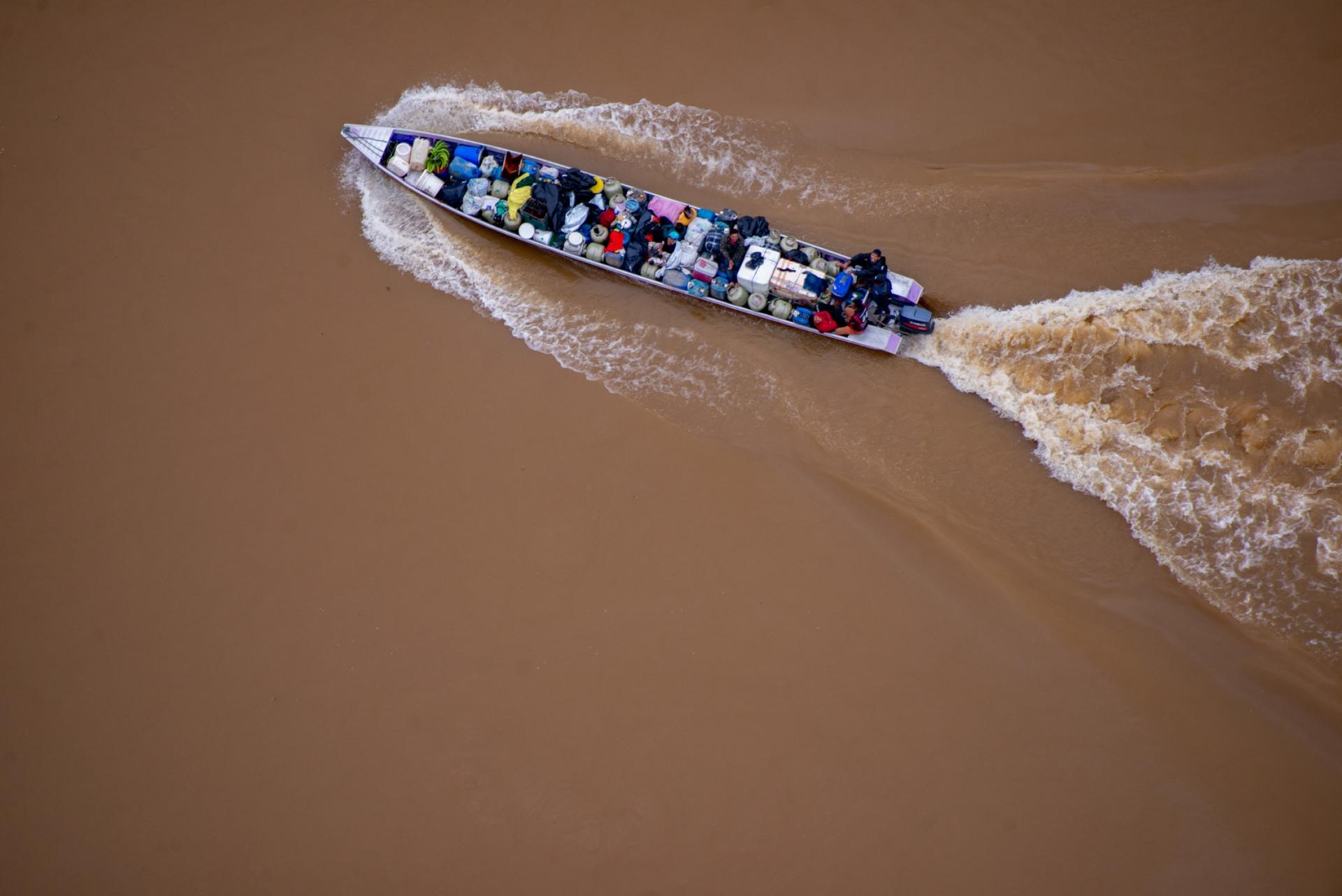 A boat transporting equipment for illegal mining operations in Yanomami Territory.