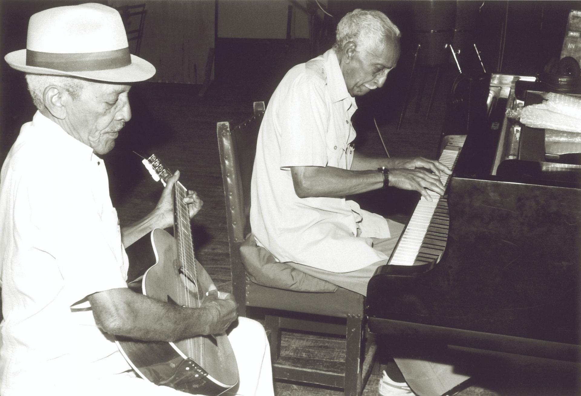 Compay Segundo and Rubén González rehearse together. 