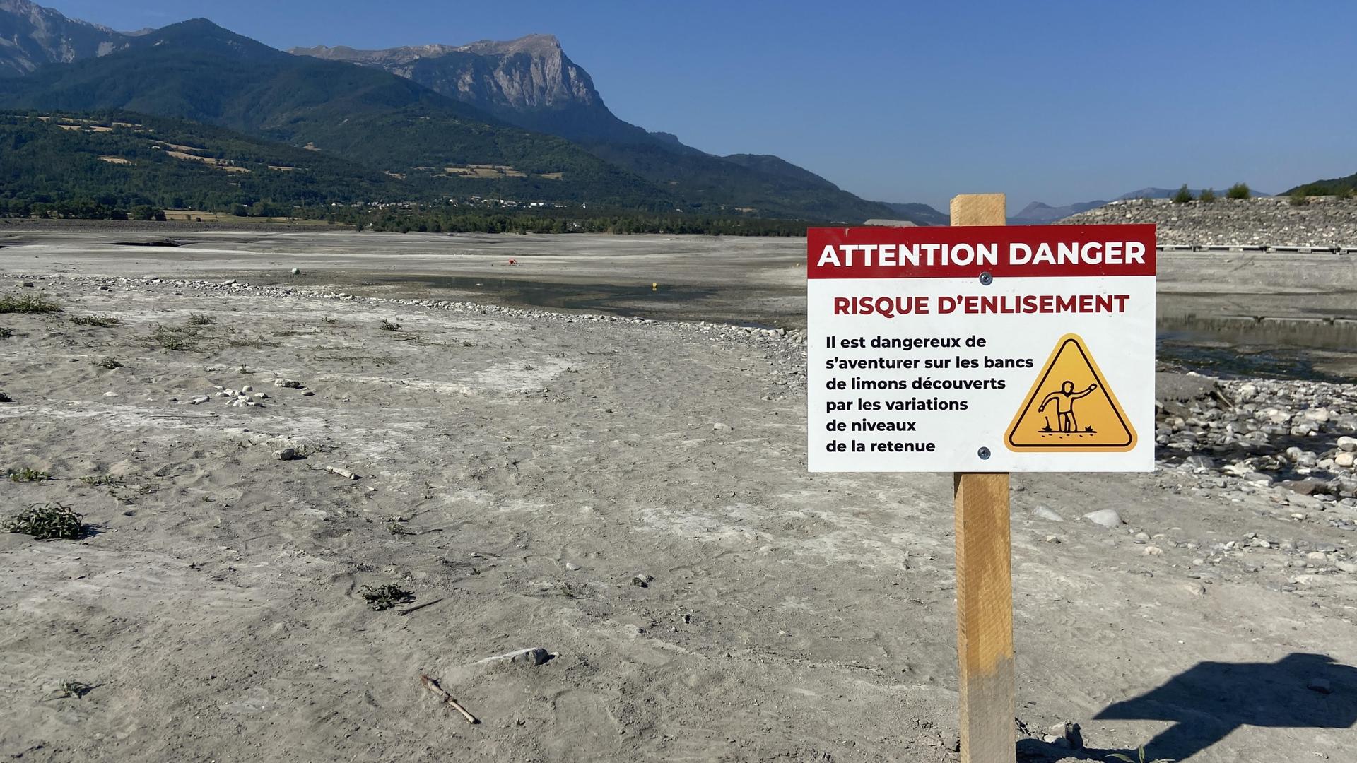 A quicksand warning where water once ran. France’s Durance River, which cuts through the Hautes Alpes on its way south, has receded dramatically exposing tourists to new, dangerous terrain.