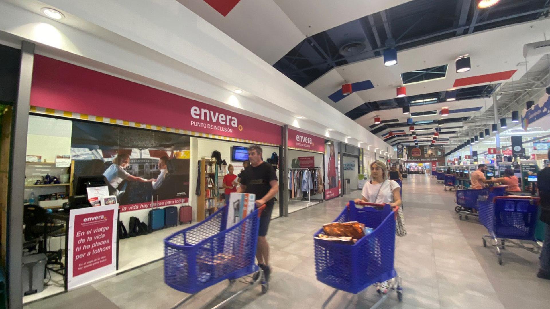 Envera is located within a supermarket, making it very easy for customers to stop in on a regular basis to find something special. 