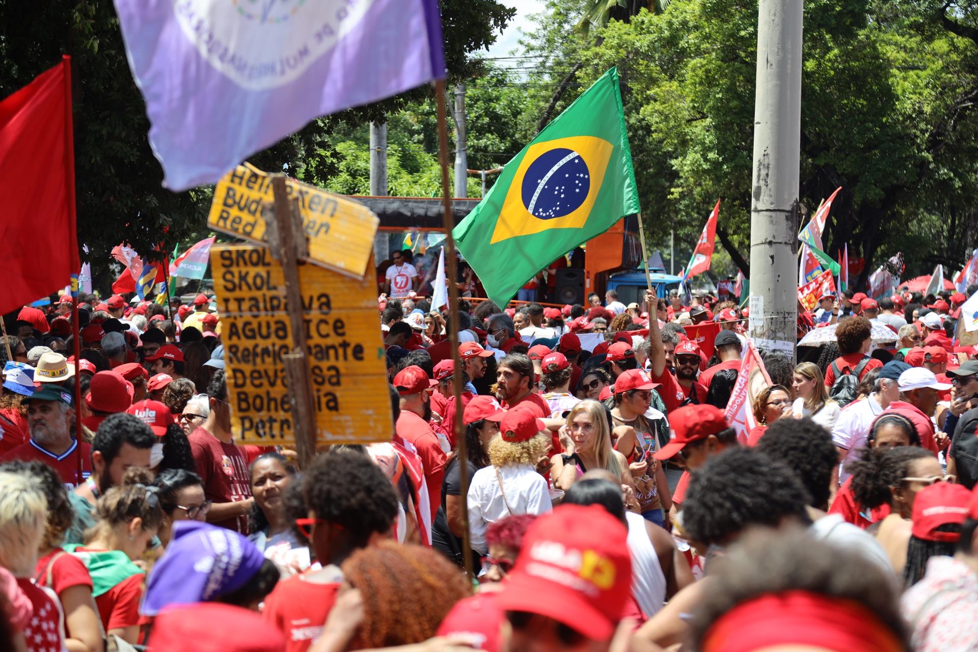 people rally for Lula