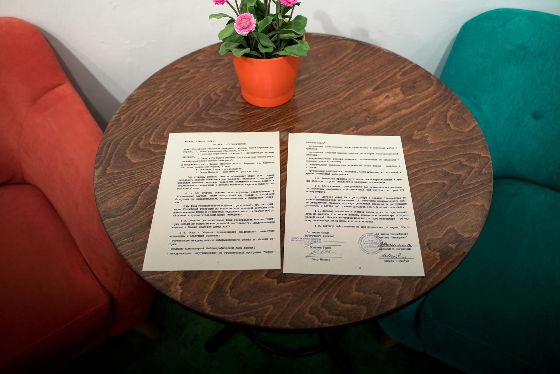 An agreement between rights group Memorial and nongovernmental organization KARTA.