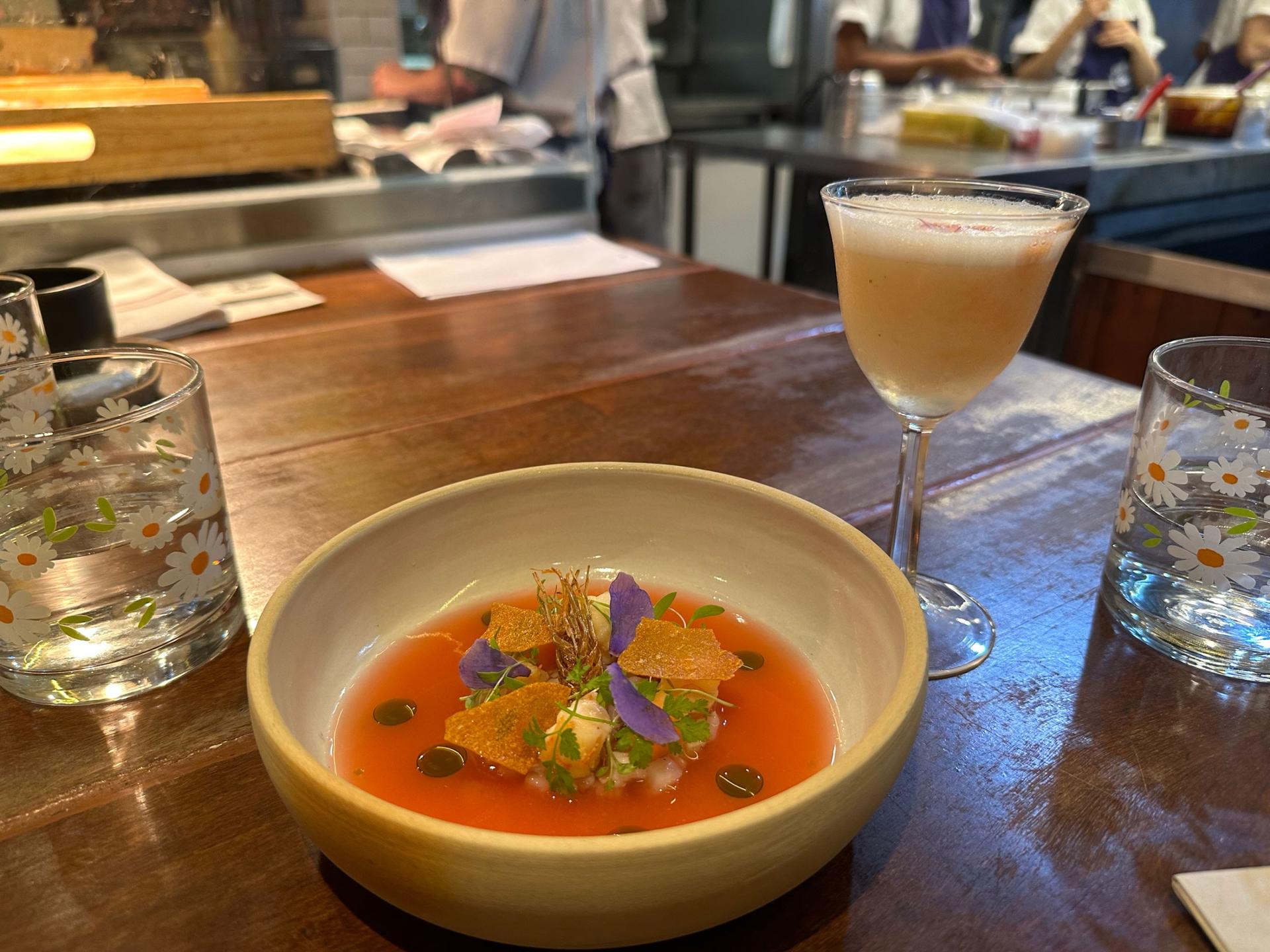 The ceviche of pork’s ear is served with raw shrimp, sweet potato and seasoned with lime juice. The pairing cocktail is pisco sour.