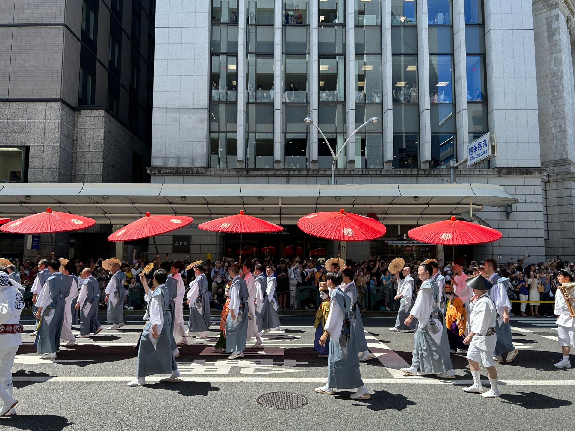 The procession was held on an extremely scorching hot day, so the men dressed in period costumes often held red umbrellas or small straw discs to keep cool. 