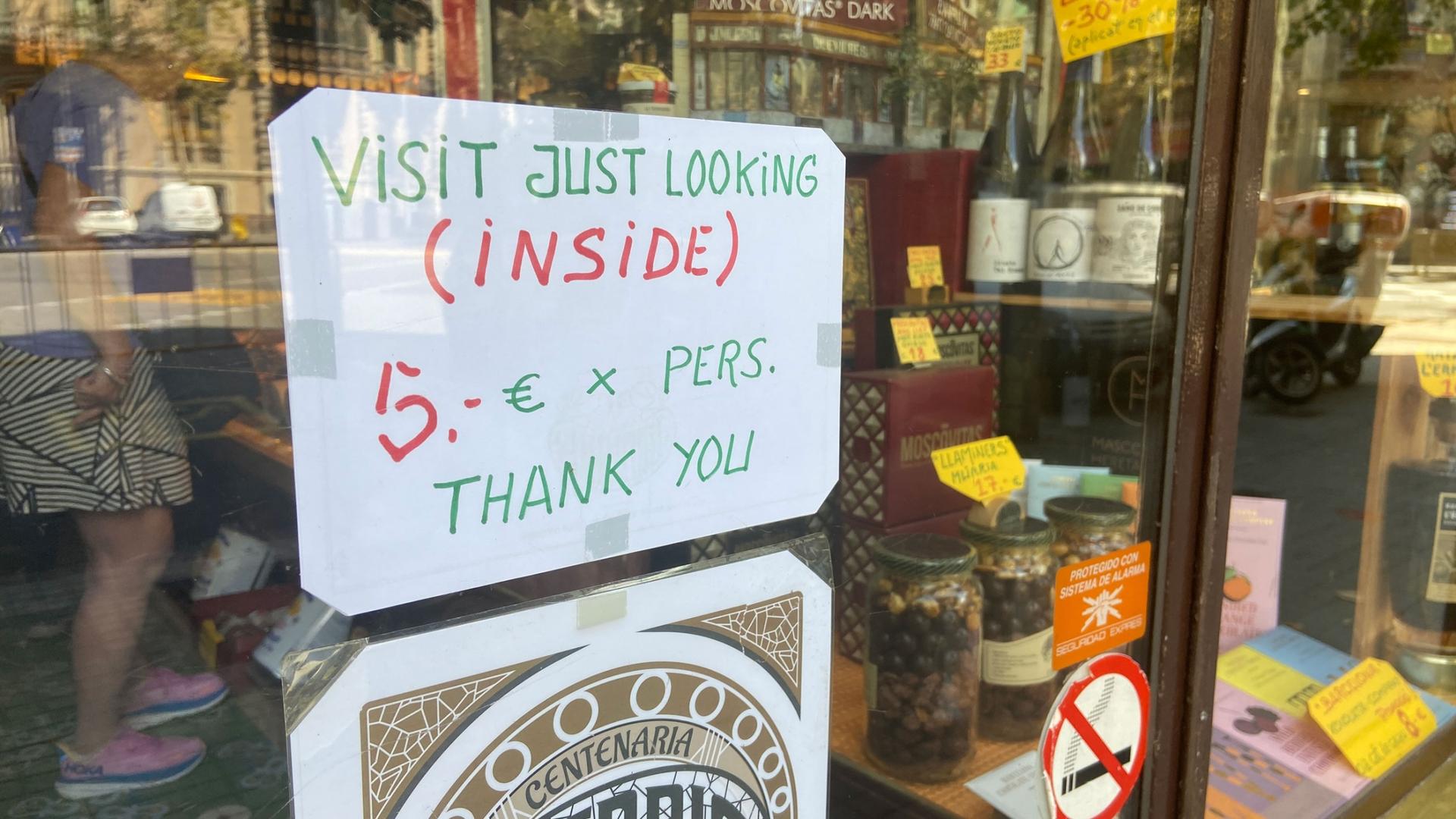 A sign in the window of an iconic gourmet deli in downtown Barcelona has been dissuading tourists from coming in just to snap selfies.