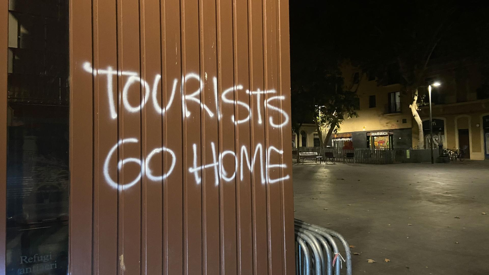 This graffiti says "tourists go home," and it's seen on a lot of walls in Gracia and other parts of Barcelona. 