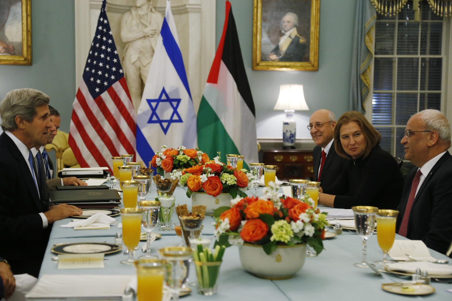 Secretary of State John Kerry is seated with Israel's Justice Minister and chief negotiator Tzipi Livni, second right and Palestinian chief negotiator Saeb Erekat, right, in Washington, July 29, 2013.