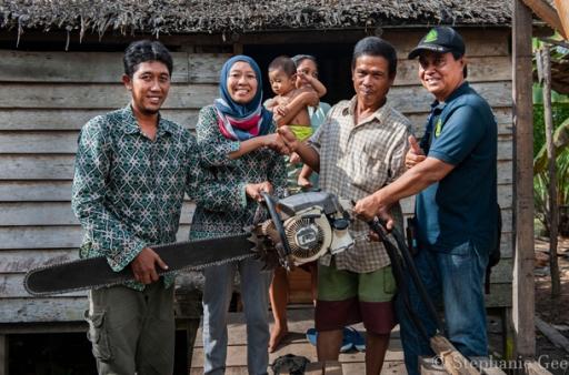 Chainsaw buyback in Borneo