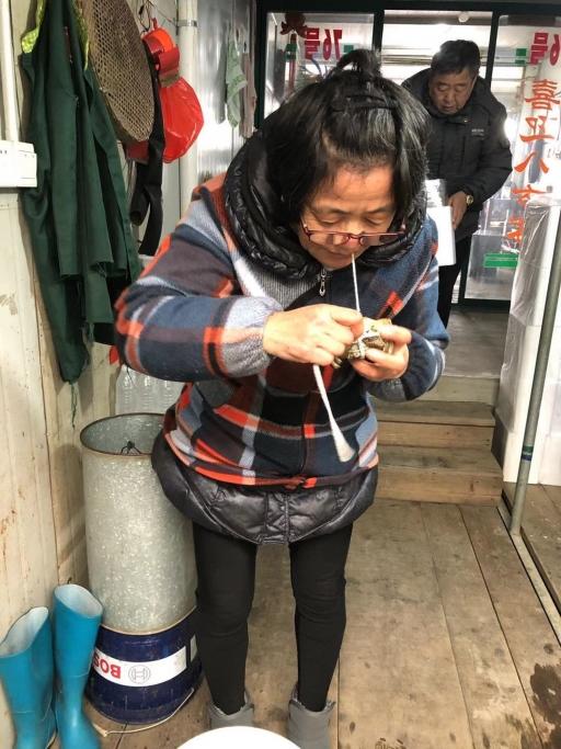  Wu Quanying wrapping a hairy crab