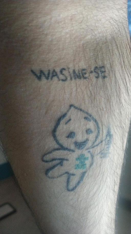 A tattoo of the Zé Gotinha cartoon droplet on a person's arm. 