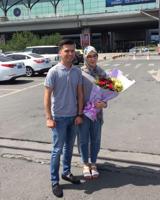 Mirzat Taher greets his future wife at the airport with flowers